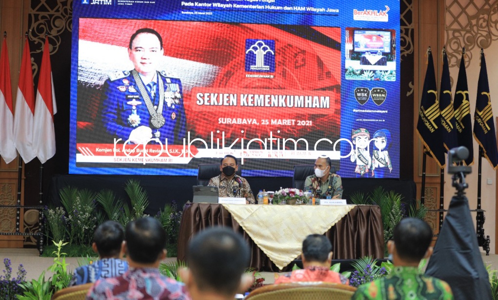 ARAHAN - Sekjen Kemenkumham RI Komjen Pol Andap Budhi Revianto memanfaatkan kunjungan untuk memberi arahan dan penguatan tugas fungsi kepada Satker jajaran se-Jawa agar seluruh jajaran bekerja sesuai peraturan dan berbasis data, Jumat (25/03/2022).