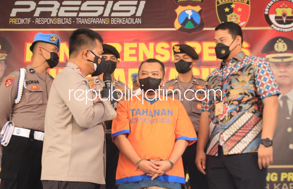 BOS PERUMAHAN - Tersangka kasus dugaan penipuan penjualan perumahan, DH (37) warga Perumahan Taman Aloha F3, Desa Suko, Kecamatan Sukodono, Sidoarjo diinterogasi Kapolresta Sidoarjo, Kombes Pol Kusumo Wahyu Bintoro saat rilis, Jumat (25/03/2022).