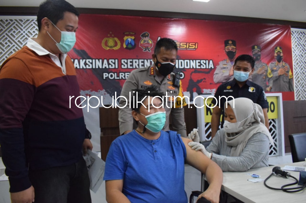 ZOOM - Kapolresta Sidoarjo Kombes Pol Kusumo Wahyu Bintoro bersama PJU mengikuti zoom meeting vaksinasi serentak Indonesia dipimpin Kabaintelkam Polri dari Kabupaten Ciamis, Jawa Barat, di Gedung Satlantas Polresta Sidoarjo, Sabtu (26/03/2022).