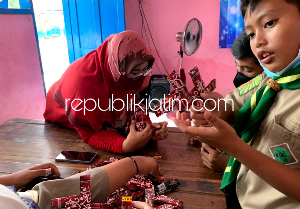 PELATIHAN - Tim Abdimas Umsida memberi pelatihan Pemanfaatan Sampah Anorganik di MI Muhammadiyah Kedungbanteng, Kecamatan Tanggulangin, Sidoarjo kemarin. 
