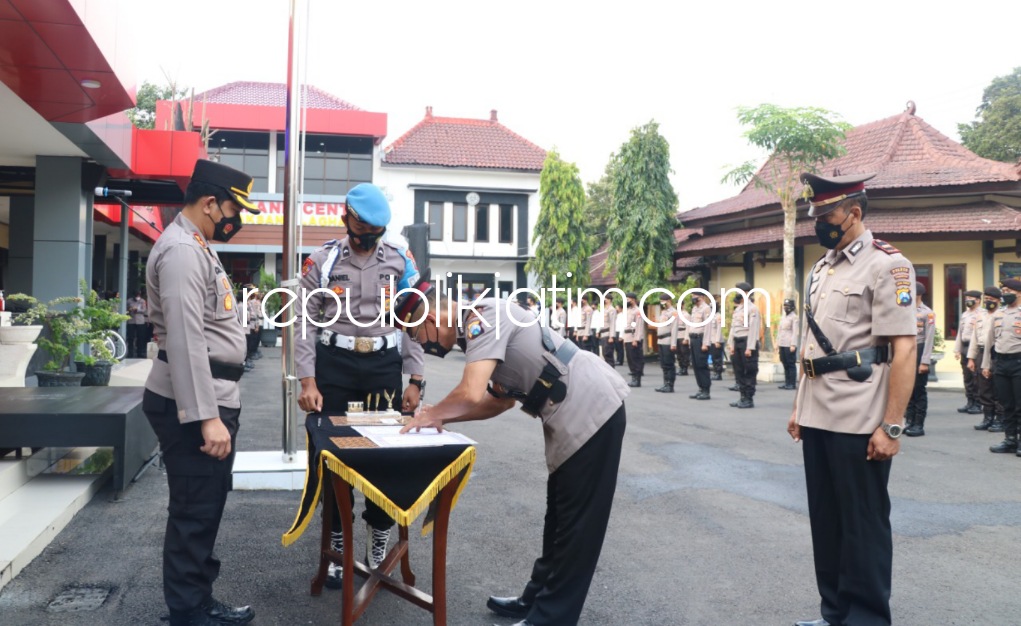 SERTIJAB - Kapolres Ponorogo AKBP Catur C Wibowo memimpin langsung pergantian dua kapolsek di halaman Polres Ponorogo, Senin (28/03/2022). 