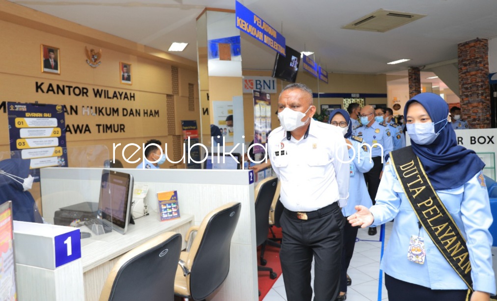 BELAJAR - Predikat Wilayah Birokrasi Bersih dan Melayani (WBBM) yang diraih Kanwil Kemenkumham Jatim menjadi rujukan banyak pihak, salah satunya Kanwil Kemenkumham Sulawesi Tenggara (Sultra) yang melakukan studi tiru, Senin (28/03/2022).