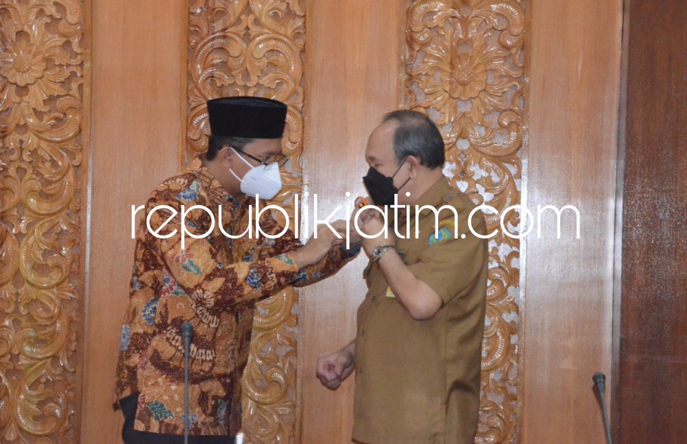 SEMATKAN - Bupati Sidoarjo, Ahmad Muhdlor Ali (Gus Muhdlor) menyematkan pin kepada Direktur RSUD Sidoarjo, dr Atok Irawan karena mendapatkan predikat WBK dan WBBM dari Kementerian PANRB saat coffee morning, Senin (28/03/2022).