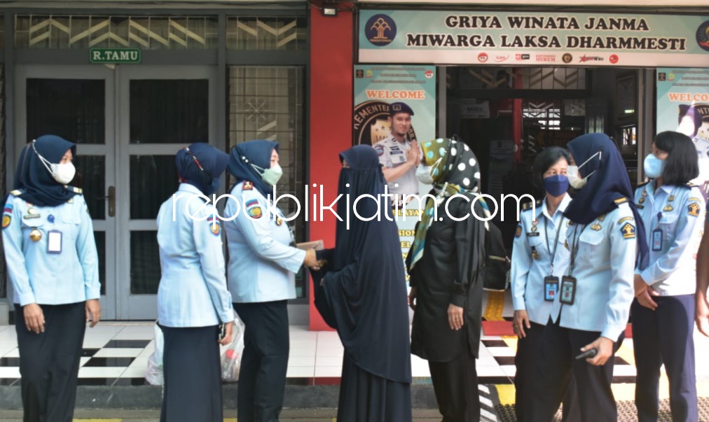 BEBAS - Seorang perempuan Warga Binaan Pemasyarakatan (WBP) kasus terorisme, A bebas murni setelah menjalani 5,5 tahun hukuman badan di Lapas Perempuan Malang, Senin (28/03/2022).