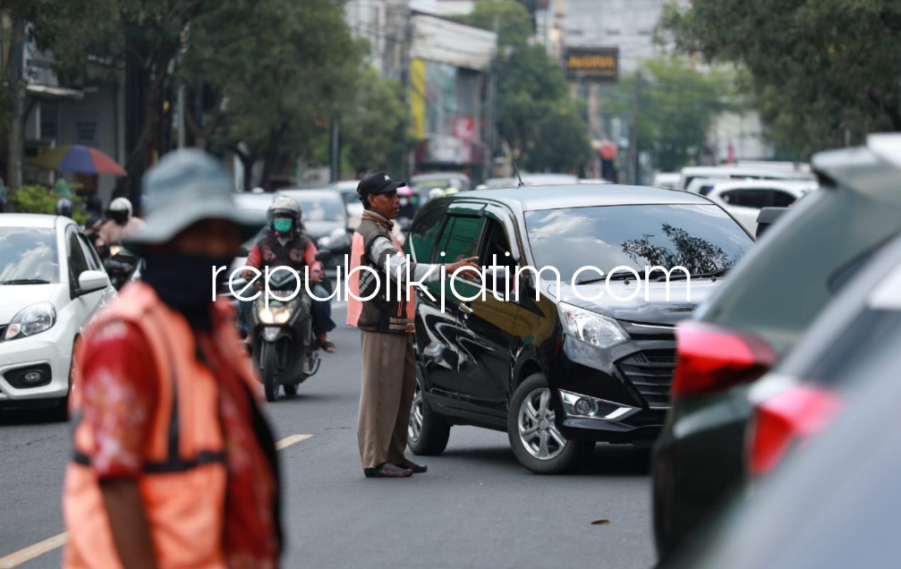 PARKIR - JL Gajahmada menjadi salah satu titik parkir yang bakal dikelolah pihak ketiga melalui Perjanjian Kerjasama (PKS) yang bakal ditandatangani dan disepakati, Selasa (29/03/2022).