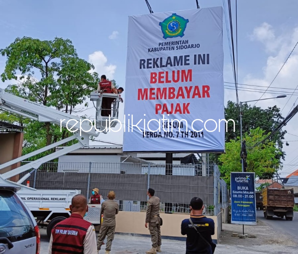 TUTUP - Badan Pelayanan Pajak Daerah (BPPD) Pemkab Sidoarjo menertibkan tiga titik reklame di Kecamatan Sukodono karena tidak membayar pajak dan diberi surat peringatan tidak mengindahkan, Selasa (29/03/2022).