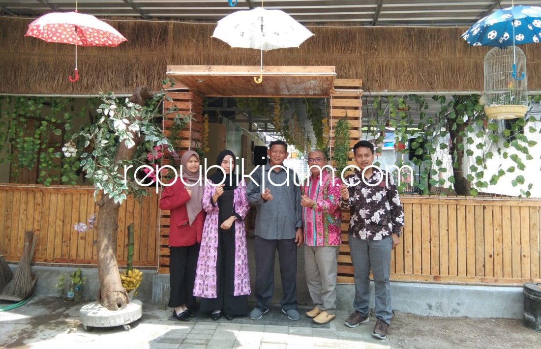 PENDAMPINGAN - Tim Abdimas Umsida melaksanakan pendampingan pengembangan kolam ikan milik, Mardjik warga Desa Janti dan Desa Tlasih, Kecamatan Tulangan, Sidoarjo, Rabu (30/03/2022). 