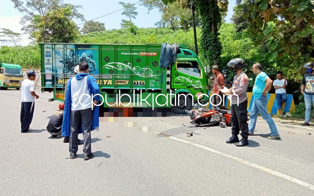 TEWAS - Dua pelajar kelas 8 SMPN 1 Sawoo, Ponorogo yang tewas setelah sepeda motor yang dikendarainya ditabrak truk dari lawan arah berlawanan di Dusun Ngemplak, Desa/Kecamatan Sawoo, Ponorogo dievakusi, Rabu (30/03/2021).