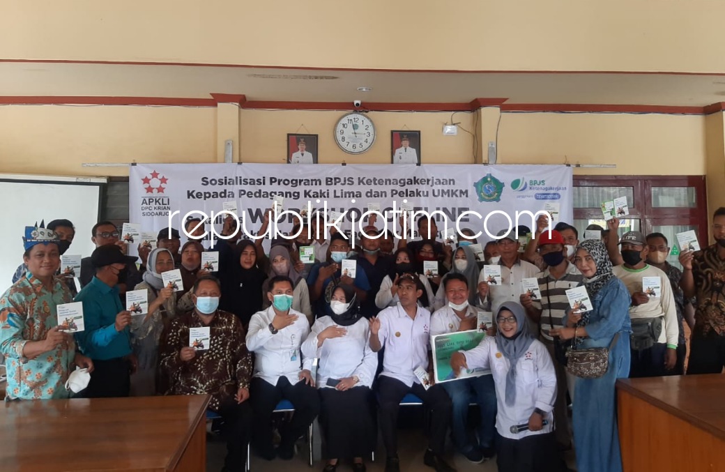 BPJS - Puluhan Pedagang Kaki Lima (PKL) dan pelaku UMKM Krian mengikuti sosialisasi program BPJS Ketenagakerjaan di Pendopo Kecamatan Krian, Rabu (30/03/2022) sore.