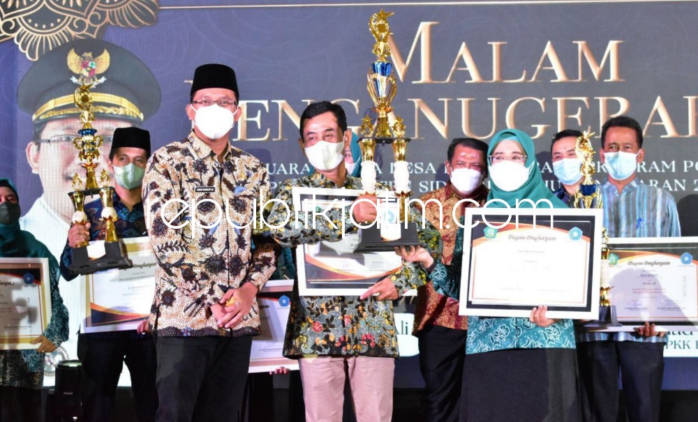 ANUGERAH - Malam Penganugerahan Lomba Desa dan 10 Program PKK Tahun 2022 menetapkan Desa Kedensari, Kecamatan Tanggulangin sebagai juara 1 dengan hadiah diserahkan Bupati Sidoarjo Ahmad Muhdlor Ali di Pendopo Delta Wibawa, Kamis (31/03/2022) malam.