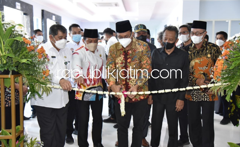 RESMIKAN - Bupati Sidoarjo Ahmad Muhdlor Ali (Gus Muhdlor) meresmikan RSUD Sidoarjo Barat ditandai dengan pemotongan pita bersama anggota dan pimpinan DPRD Sidoarjo, Jum'at (01/04/2022).