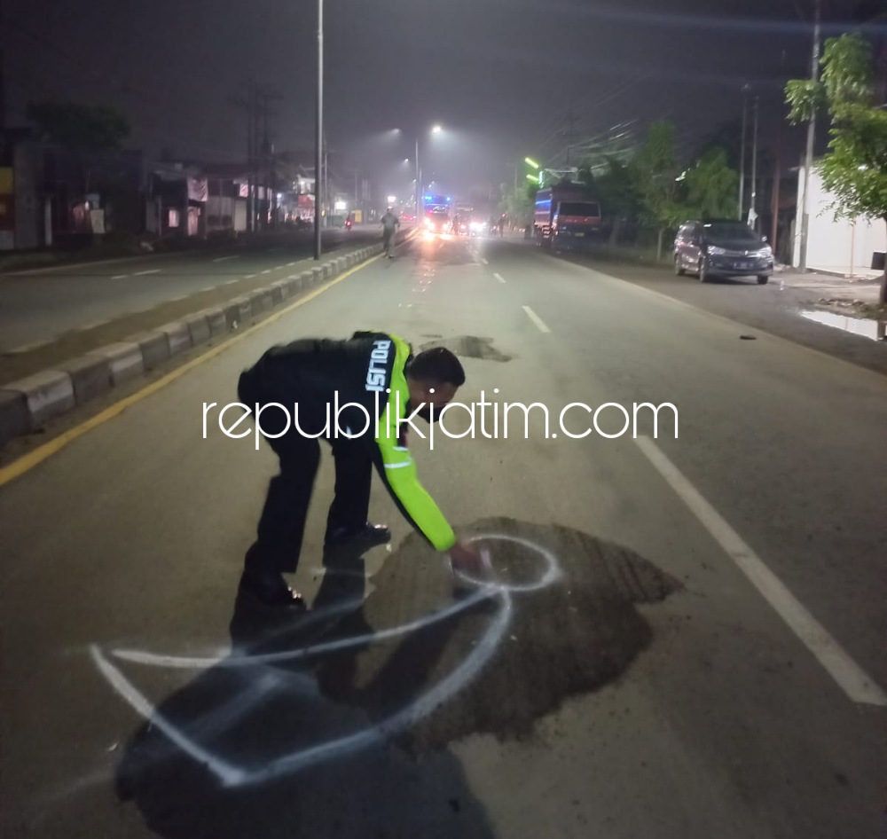 OLAH TKP - Sejumlah petugas Satuan Lantas, Polresta Sidoarjo melaksanakan olah TKP lokasi kecelakaan di JL Raya Gilang, Kecamatan Taman, Sidoarjo, Jumat (01/04/2022) malam.