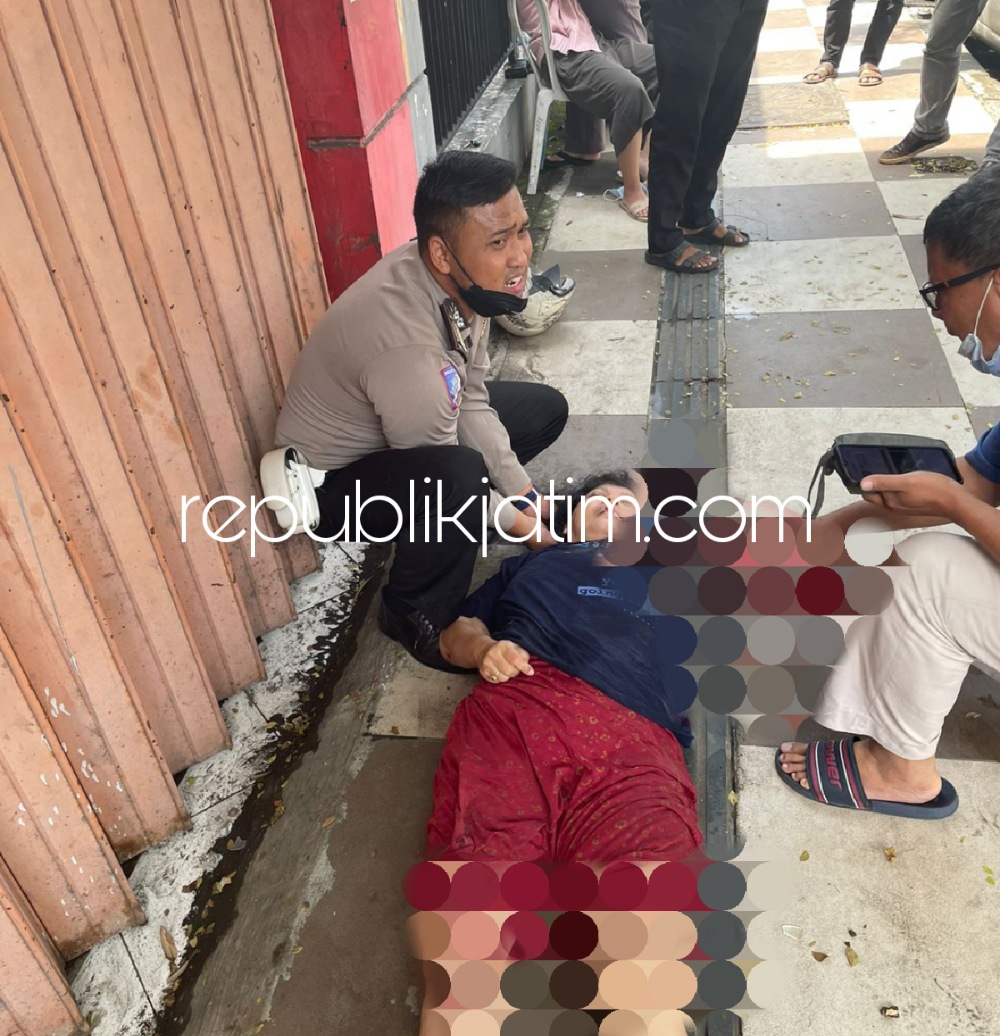 EVAKUASI - Petugas dan warga mengevakuasi korban kecelakaan, Herliana Pratiwi (64) warga Perum Taman Pinang Indah Blok H-2 Desa Lemahputro, Kecamatan Sidoarjo yang diseruduk mobil Daihatsu Xenia di JL Gajahmada Sidoarjo, Sabtu (02/04/2022). 