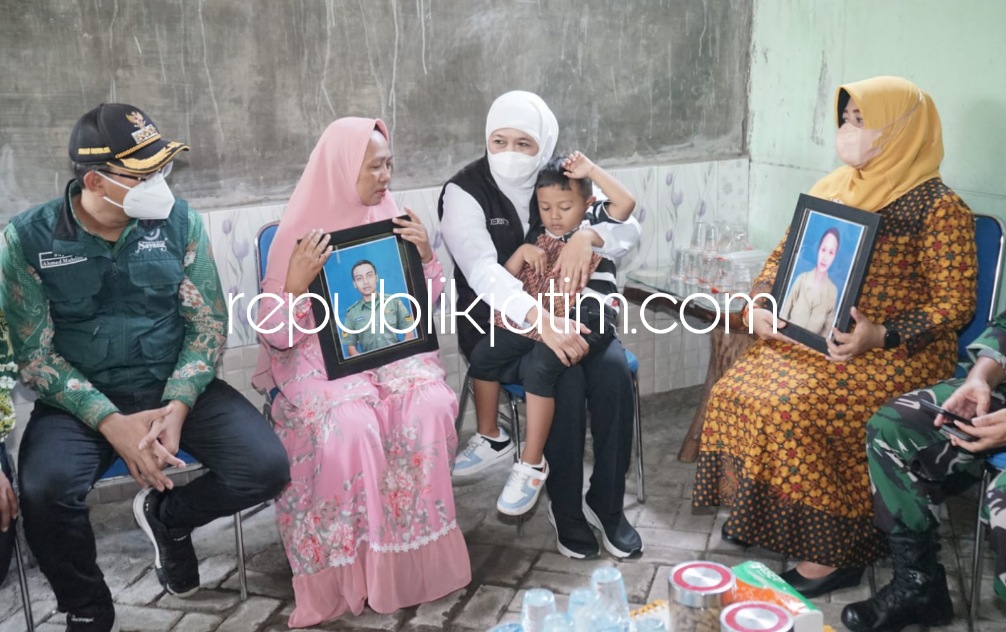DUKA - Gubernur Jatim Khofifah Indar Parawansa dan Bupati Sidoarjo Ahmad Muhdlor mengunjungi keluarga korban penembakan KKB, Sertu Eka Andrianto Hasugian dan istri Sri Lestari Indah Putri di Dusun Sawo, Desa Dungus, Kecamatan Sukodono, Sabtu (02/04/2022).