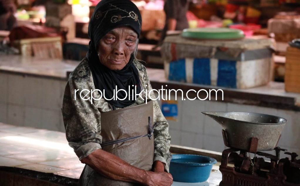 SATU ABAD - Mbok Khodijah, nenek berusia 101 tahun yang tetap istiqomah berjualan ikan Bandeng di Pasar Larangan, Kecamatan Candi, Sidoarjo, Senin (04/04/2022).