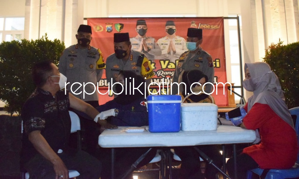 VAKSIN - Kapolresta Sidoarjo Kombes Pol Kusumo Wahyu Bintoro mengecek pelaksanaan vaksinasi booster di Masjid Al Ikhlas Polresta Sidoarjo, Senin (04/04/2022) malam.