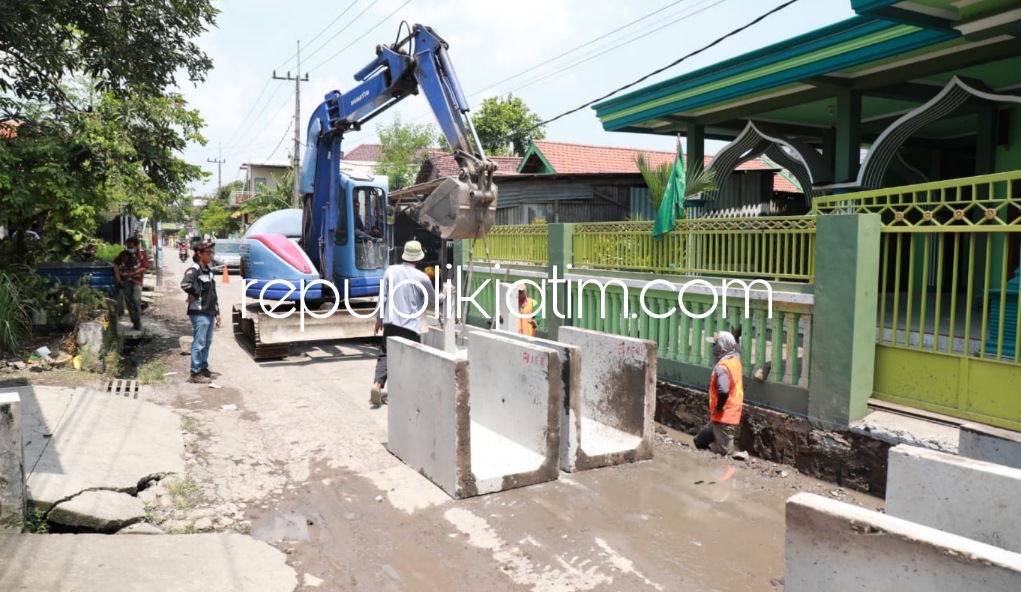 KEBUT - Proyek betonisasi JL Raya Panjunan - Desa Masangankulon, Kecamatan Sukodono, Sidoarjo dikebut agar bisa cepat selesai, Selasa (05/04/2022).