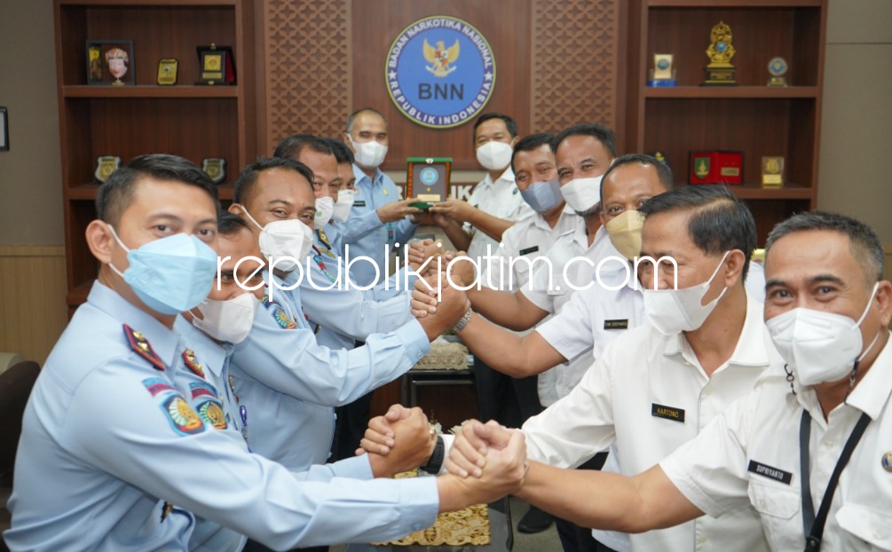 KERJASAMA - Kanwil Kemenkumham Jatim berkomitmen dalam Pencegahan, Pemberantasan, Penyalahgunaan dan Peredaran Gelap Narkotika (P4GN) di Lapas dan Rutan bersama Badan Narkotika Nasional (BNN) Provinsi Jatim membuat perjanjian kerjasama, Selasa (05/04/2022