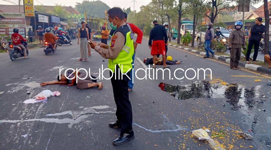 EVAKUASI - Sejumlah petugas Unit Laka, Satuan Lantas, Polresta Sidoarjo dan Unit Lantas, Polsek Tanggulangin mengevakuasi korban kecelakaan motor lawan motor di JL Raya Kludan, Kecamatan Tanggulangin, Sidoarjo, Kamis (07/04/2022).