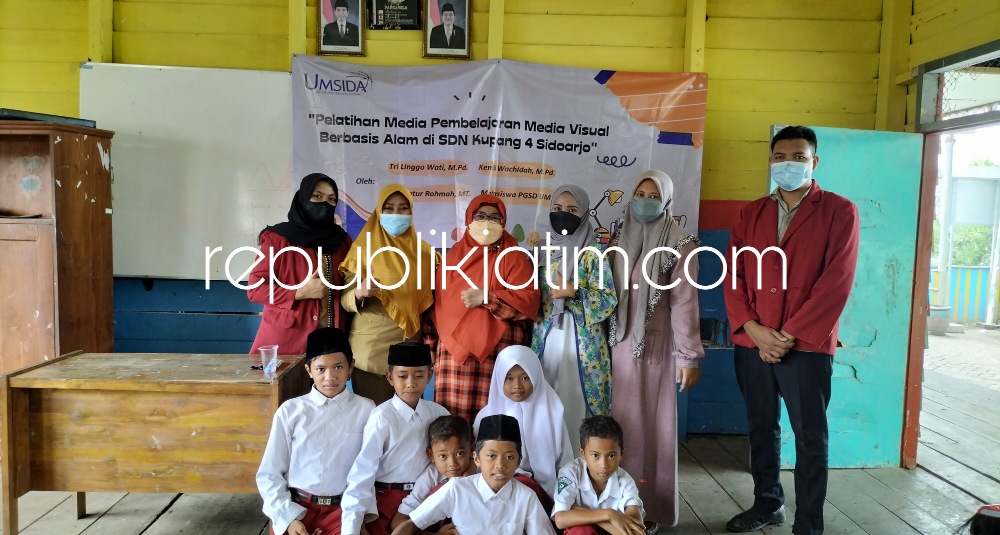 ABDIMAS - Tim Abdimas Umsida melaksanakan pendampingan melalui pelatihan media visual berbasis bahan alam di SDN Kupang 4, Kecamatan Jabon, Sidoarjo, Kamis (07/04/2022).