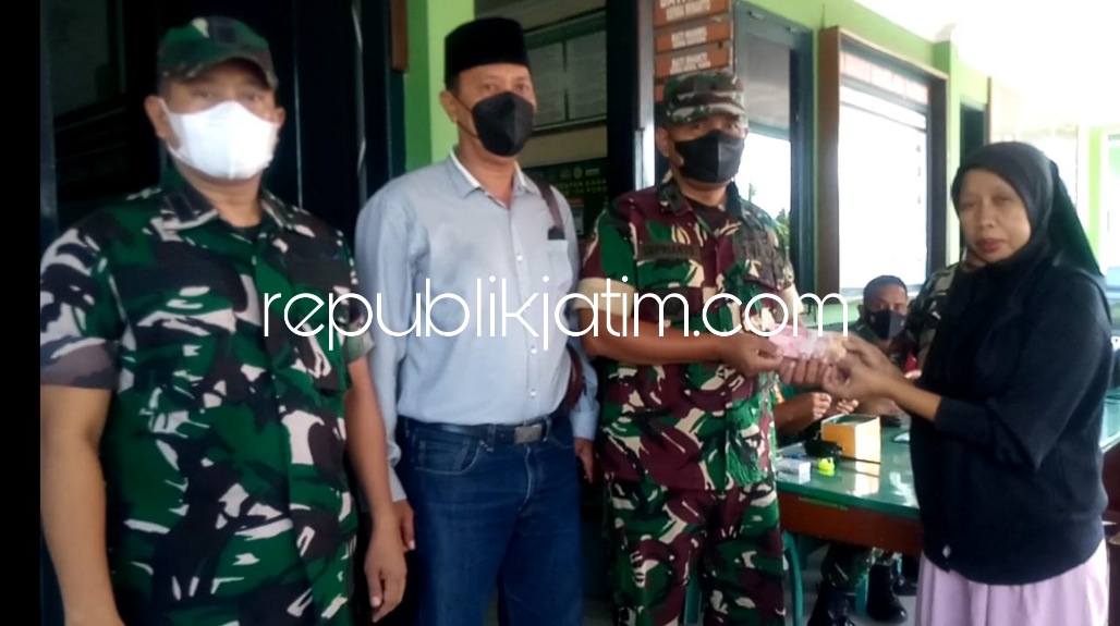 SERAHKAN - Kasdim 0816 Sidoarjo Mayor Chb Supriyanto didampingi Danramil 0816/04 Porong Kapten Arh Sudarsono dan Kepala Desa Wunut, Puji Darjo menyerahkan BTPKLWN ke warga, Jumat (08/04/2022).