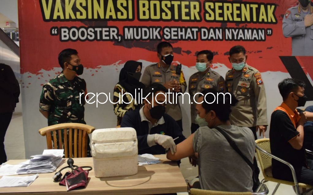 VAKSIN - Kapolresta Sidoarjo, Kombes Pol Kusumo Wahyu Bintoro mengecek vaksinasi usai mengikuti zoom meeting vaksinasi serentak dipimpin Kalemdiklat Polri di Transmart Sidoarjo, Jum’at (08/04/2022). 