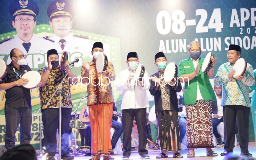 BUKA - Bupati Sidoarjo, Ahmad Muhdlor Ali membuka Kampung Ramadan ditandai dengan pemukulan rebana bersama-sama Ketua DPRD Sidoarjo Usman, Ketua PCNU Sidoarjo KH Zainal Abidin serta Ketua PC GP Ansor Sidoarjo Rizza Ali Faizin, Jumat (08/04/2022) malam.