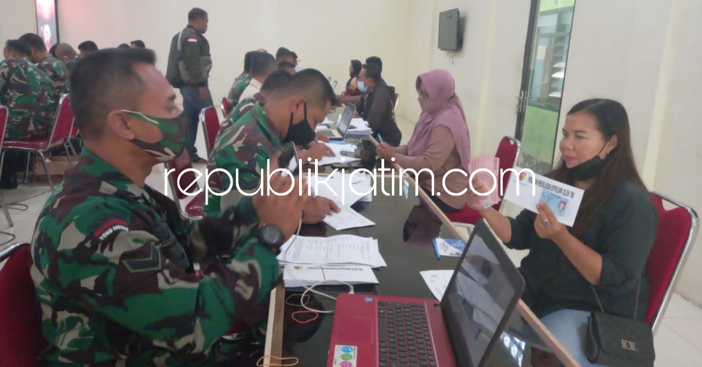 VAKSIN - Dalam Pembagian Bantuan BTPKLWN TNI Tahun 2022, Letkol Inf Muhammad Radhi Rusin melibatkan Koramil untuk mempermudah penerimaan bantuan dan percepatan vaksinasi di Kodim 0802 Ponorogo, Sabtu (09/04/2022).