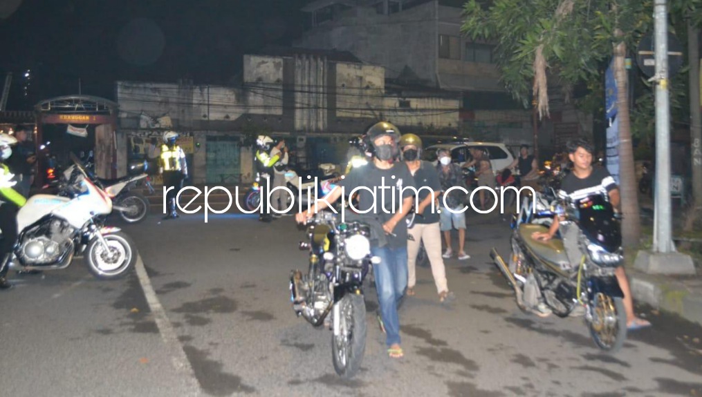 AMANKAN - Perwira Pengendali (Padal) AKP Sugeng Sulistyono bersama sekitar 82 personil mengamankan 44 motor yang siap melaksanakan balap liar di JL A Yani dan Alun-Alun Sidoarjo, Minggu (10/04/2022) dini hari.