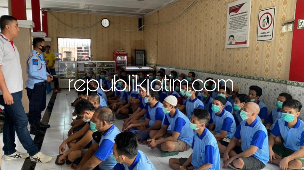 PEMBINAAN - Petugas Lapas Kelas II A Sidoarjo memberi pembinaan dan penyuluhan kesehatan para Warta Binaan Lapas yang baru masuk karena overkapasitas, Senin (11/04/2022).