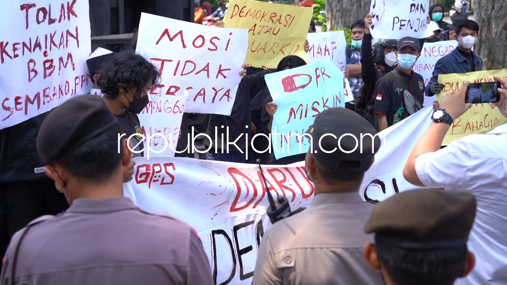 TOLAK - Puluhan mahasiswa yang tergabung dalam Gerakan Pemuda Sidoarjo (GPS) meluruk kantor DPRD Sidoarjo menolak kebaikan BBM, PPN 11 persen dan kenaikan harga minyak goreng karena memicu kenaikan semua kebutuhan pokok, Senin (11/04/2022).