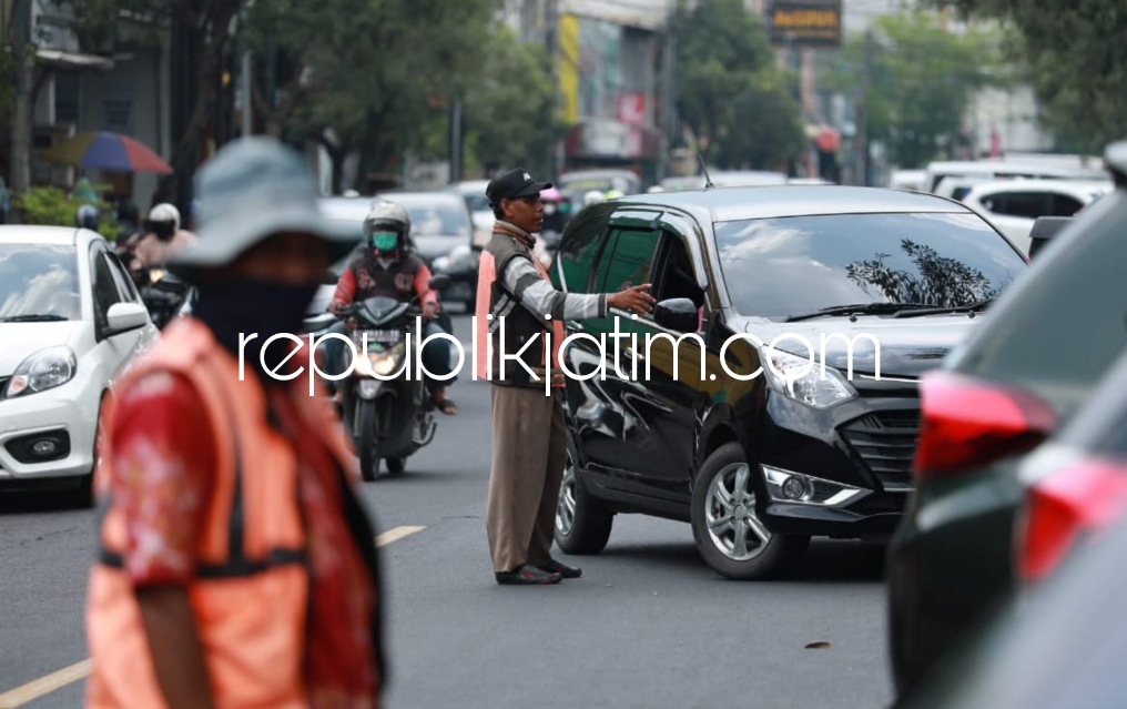 PARKIR - Para juru parkir (jukir) mengatur parkir di salah satu titik parkir di JL Gajahmada, Sidoarjo yang dilelang Pemkab Sidoarjo agar dikelolah pihak ketiga yakni PT Indonesia Sarana Service (ISS) - KSO, Senin (11/04/2022).