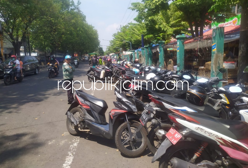SETOR - Salah satu titik parkir JL Soenandar Priyo Sudarso di depan Pasar Larangan, Kecamatan Candi, Sidoarjo yang menjadi salah satu Titik Parkir tidak masuk dalam 359 titik potensi parkir yang dikerjasamakan Pemkab Sidoarjo, Selasa (12/04/2022).