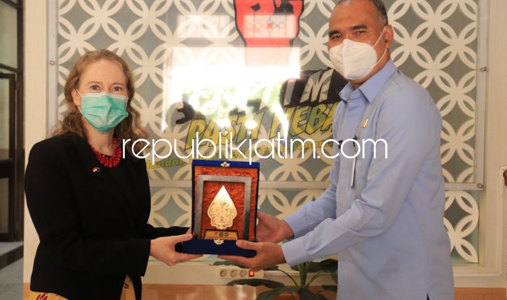 APRESIASI - Konjen Australia mengapresiasi kinerja Kanwil Kemenkumham Jatim dengan kunjungan Konjen Fiona Hoggart diterima Plt Kakanwil Kemenkumham Jatim, Wisnu Nugroho Dewanto dan Kadiv Imigrasi Hendro Tri Prasetyo, Selasa (12/04/2022).