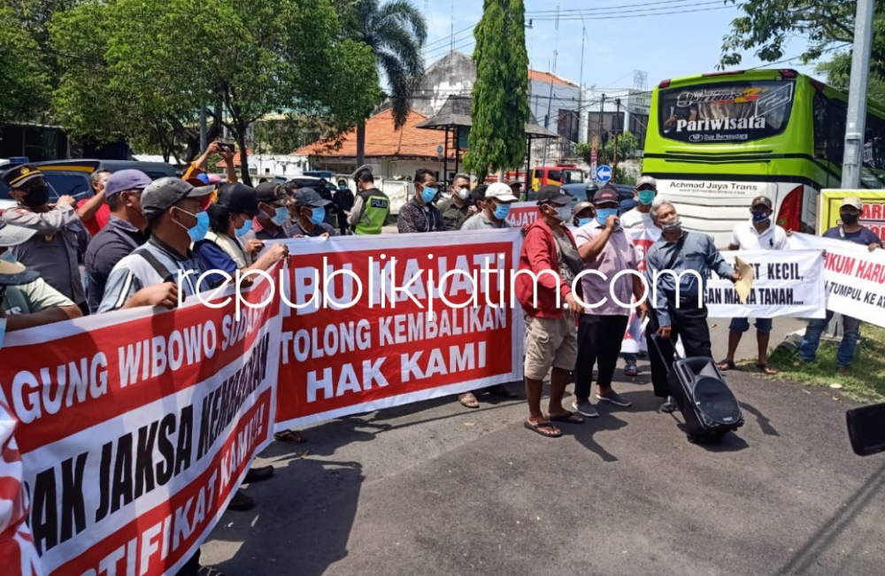 DEMO - Puluhan warga Desa Tambakoso, Kecamatan Waru, Sidoarjo meluruk kantor Kejaksaan Negeri (Kejari) Sidoarjo mendesak eksekusi tanah yang tak kunjung dilaksanakan, Rabu (13/04/2022).