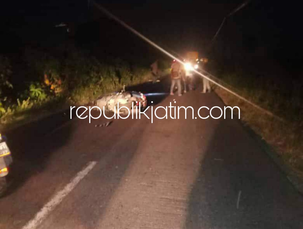 EVAKUASI - Sejumlah warga mengevakuasi para pengendara motor yang terlibat tabrakan di tuang Desa Jemirahan, Kecamatan Jabon, Sidoarjo dan korban yang dirawat di RS Bhayangkara Porong, Rabu (13/04/2022) malam.