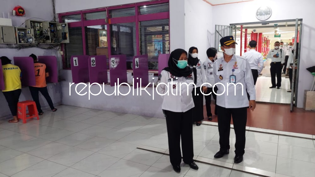 KUNJUNGAN - Kadiv Pemasyarakatan Kanwil Kemenkumham Jatim Teguh Wibowo memerintahkan seluruh jajaran Lapas dan Rutan memperketat pengamanan sebelum libur cuti bersama selama Idul Fitri 1443 H/2022 M saat meninjau Lapas Perempuan Malang Kamis (14/04/2022).