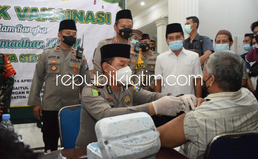 VAKSIN - Kapolresta Sidoarjo, Kombes Pol Kusumo Wahyu Bintoro mengecek pelaksanaan vaksinasi booster di Dusun Parengan, Desa Kraton, Kecamatan Krian, Sidoarjo, Kamis (14/04/2022) malam.