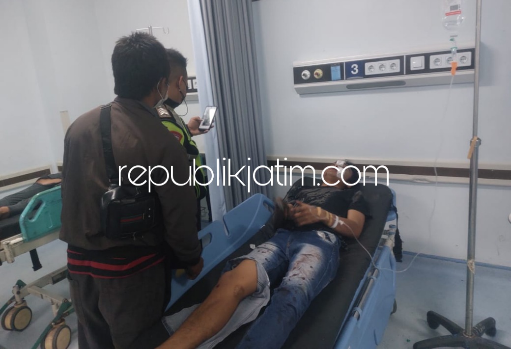 DIRAWAT - Tujuh korban terluka dalam kecelakaan beruntun di Flyover Jenggolo, Kecamatan Buduran, Sidoarjo dirawat di RSUD Sidoarjo dan petugas menggelar olah TKP, Jumat (15/04/2022) malam. 