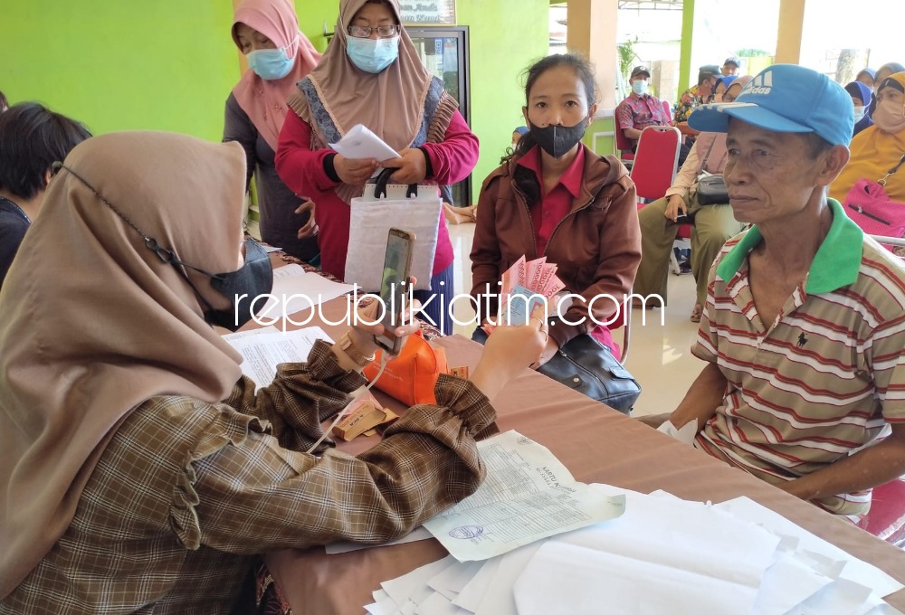 CAIR - Sebanyak 79.579 warga Sidoarjo mulai mendapat pencairan BLT minyak goreng dan BPNT seperti warga Desa Pagerwojo, Kecamatan Buduran, Sidoarjo, Sabtu (16/04/2022). 