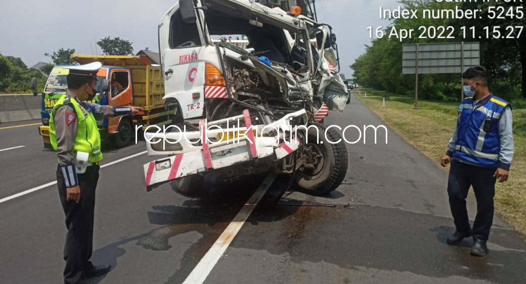 RINGSEK - Petugas mengevakuasi truk tronton bernopol DA 1282 K yang dikemudikan Budi (42) warga Bulusari, Kecamatan Gempol, Pasuruan dan truk tronton Hino bernopol L 8748 UV yang dikemudikan Muhlasin (44) warga Kedali, Pucuk, Lamongan, Sabtu (16/04/2022)