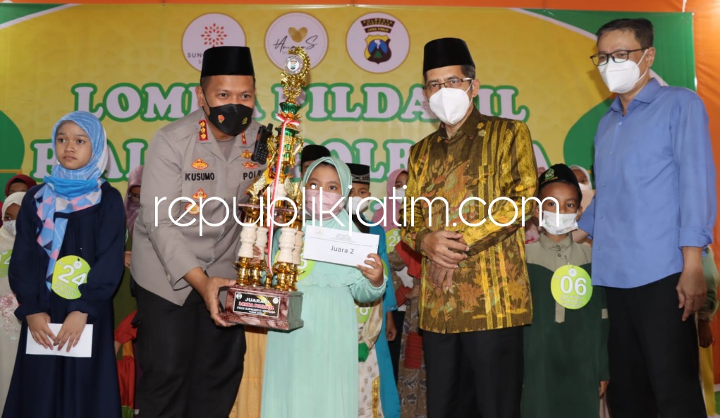 HADIAH - Kapolresta Sidoarjo Kombes Pol Kusumo Wahyu Bintoro didampingi Kepala Kemenag Sidoarjo Moh Arwani menyerahkan hadiah bagi para Pildacil yang menjadi juara di Sun City Mall Sidoarjo, Minggu (17/04/2022).