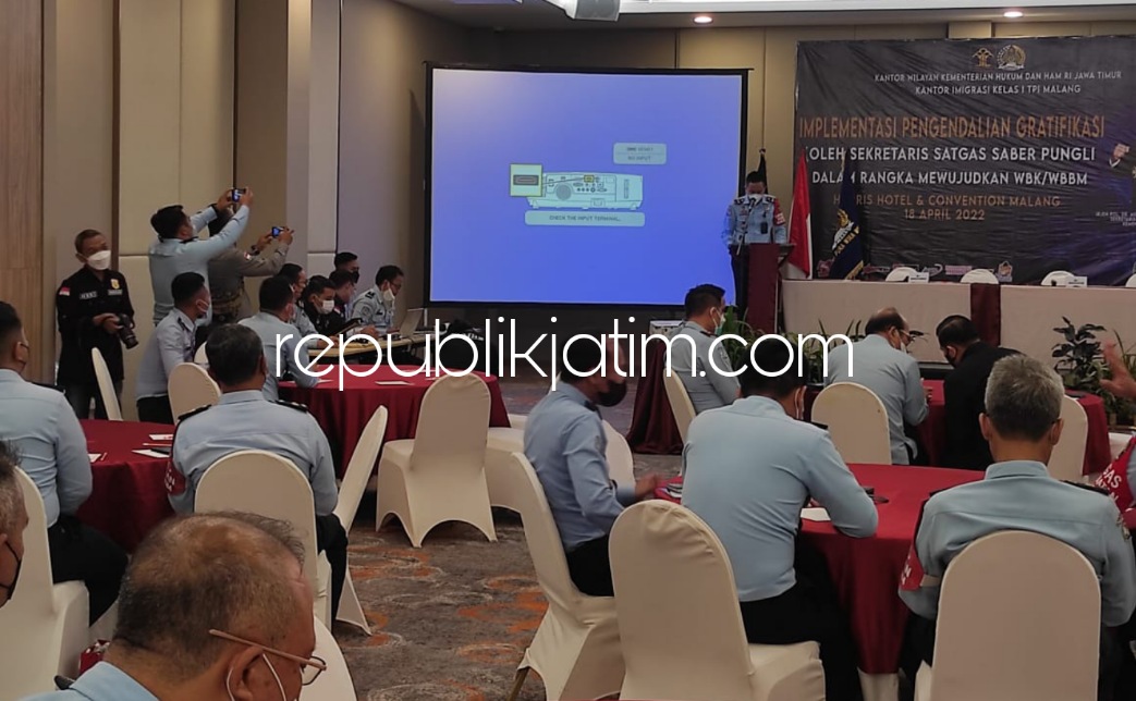 TOLAK - Kadiv Keimigrasian Kanwil Kemenkumham Jatim Hendro Tri Prasetyo mengajak seluruh jajarannya menjaga integritas dengan menolak segala bentuk gratifikasi saat acara di Harris Hotel dan Convention, Senin (18/04/2022).