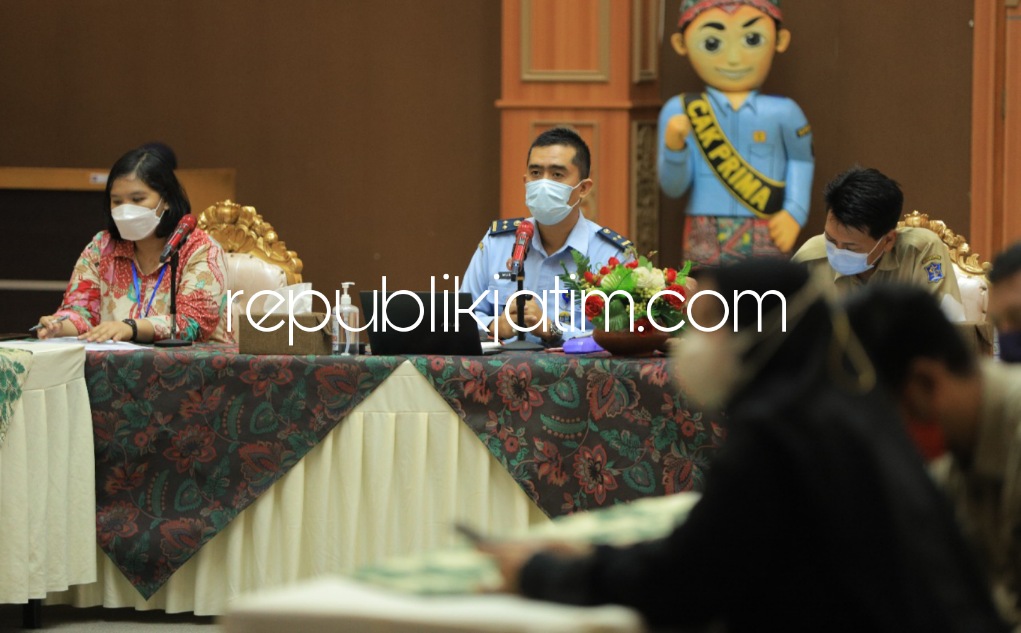 DORONG - Kabid Pelayanan Hukum, Mustiqo Vitra Ardhiansyah dorong perwakilan UMKM binaan Dinas Koperasi Usaha Kecil dan Menengah Pemkot Surabaya dan Badan Pengembangan Bisnis Rintisan dan Inkubasi Unair di Aula Raden Wijaya Kemenkumham, Selasa (19/04/2022)