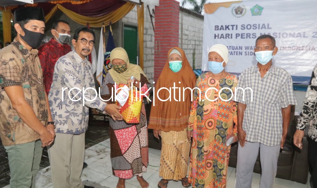 BAGI - PWI Sidoarjo menggelar kegiatan bakti sosial (Baksos) membagikan ratusan paket bingkisan sembako di Badan Usaha Milik Desa (BUMDes) Wisata Kuliner Karya Abadi, Desa Penambangan, Kecamatan Balongbendo, Selasa (19/04/2022) petang. 