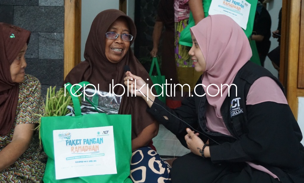 BANTUAN - Aksi Cepat Tanggap (ACT) dan MRI Cabang Kediri membagikan paket bantuan pangan di Desa Jambu, Kecamatan Kayen Kidul, Kabupaten Kediri bagi keluarga prasejahtera, Selasa (19/04/2022).