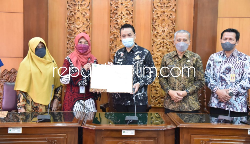 MoU - Penandatangan komitmen replikasi inovasi Survey Kepuasan Masyarakat Elektronik (e-SKM) antara BPS dan Pemkab Sidoarjo dilakukan Plh Sekda Andjar Surjadianto dan Kepala BPS Indriya Purwaningsih di ruang Delta Wicaksana, Selasa (19/04/2021).