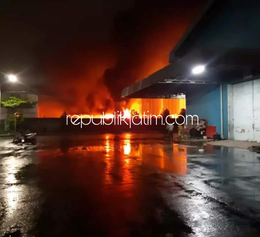 TERBAKAR - Kebakaran melanda pabrik perdagangan dan manufaktur pertanian PT Sinar Unigrain Indonesia di JL Raya Ponokawan, Kecamatam Krian, Sidoarjo, Selasa (19/04/2022) malam.