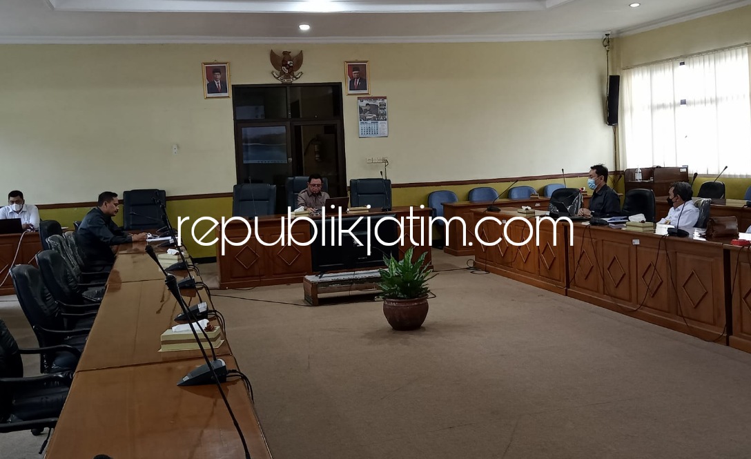 HEARING - Ketua Komisi B DPRD Sidoarjo, Bambang Pujianto memimpin hearing bersama TKKSD Pemkab Sidoarjo di ruang rapat DPRD Sidoarjo, Rabu (20/04/2022).