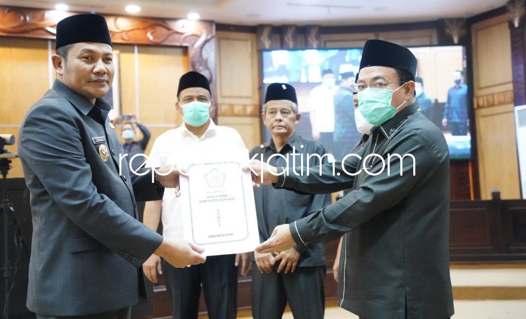 KOCOK ULANG - Ketua DPRD Sidoarjo, Usman menyerahkan hasil paripurna Alat Kelengkapan Dewan (AKD) terbaru kepada Wakil Bupati (Wabup) Sidoarjo, Subandi usai sejumlah anggota dan pimpinan DPRD Sidoarjo bergeser posisi, Rabu (20/04/2022) malam.